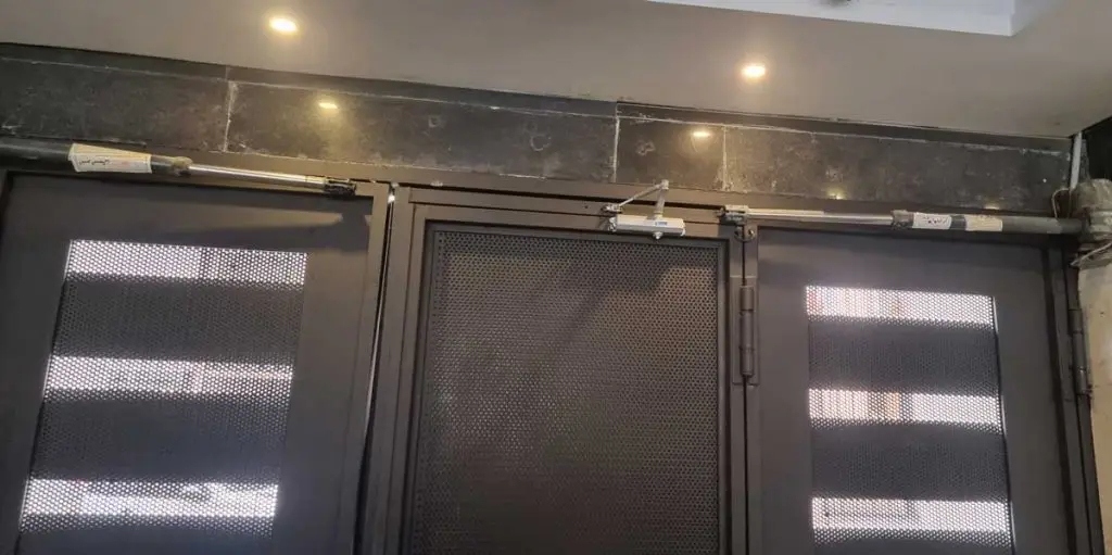 درب نفررو روی درب پارکینگ